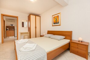 1 dormitorio, caja fuerte, tabla de planchar con plancha y wifi