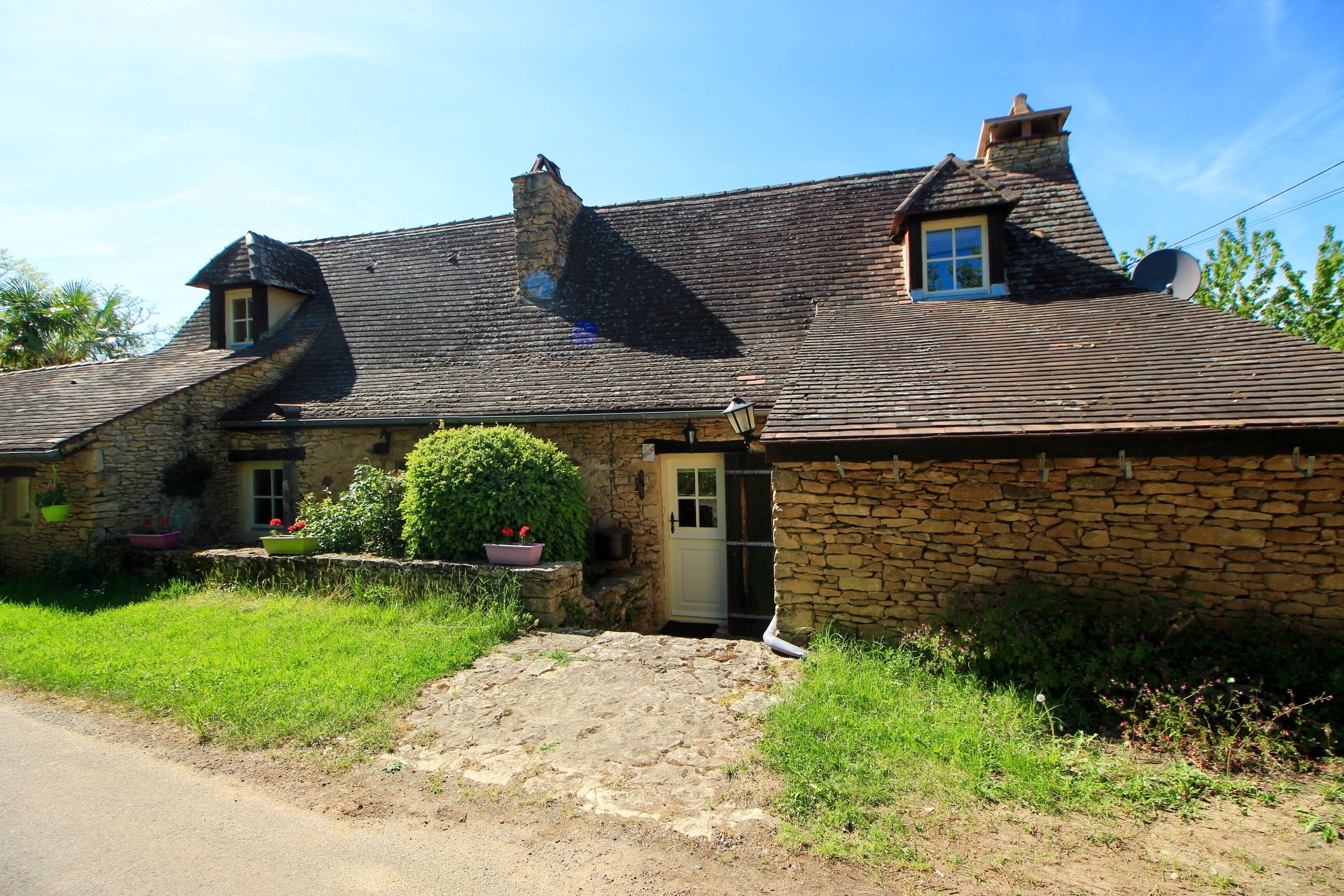 5 gites, a pretty stone house and 2 swimming pools in the heart of the Périgord Noir