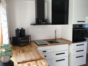 Kühlschrank, Mikrowelle, Ofen, Herdplatte