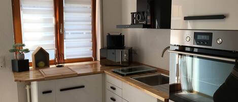 Køleskab, mikrobølgeovn, ovn, kogeplade