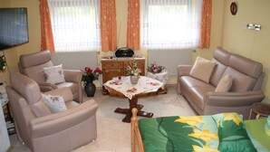 A living room with two sofas, a coffee table, and a bed. - cozy functional apartment (Lauterbach)