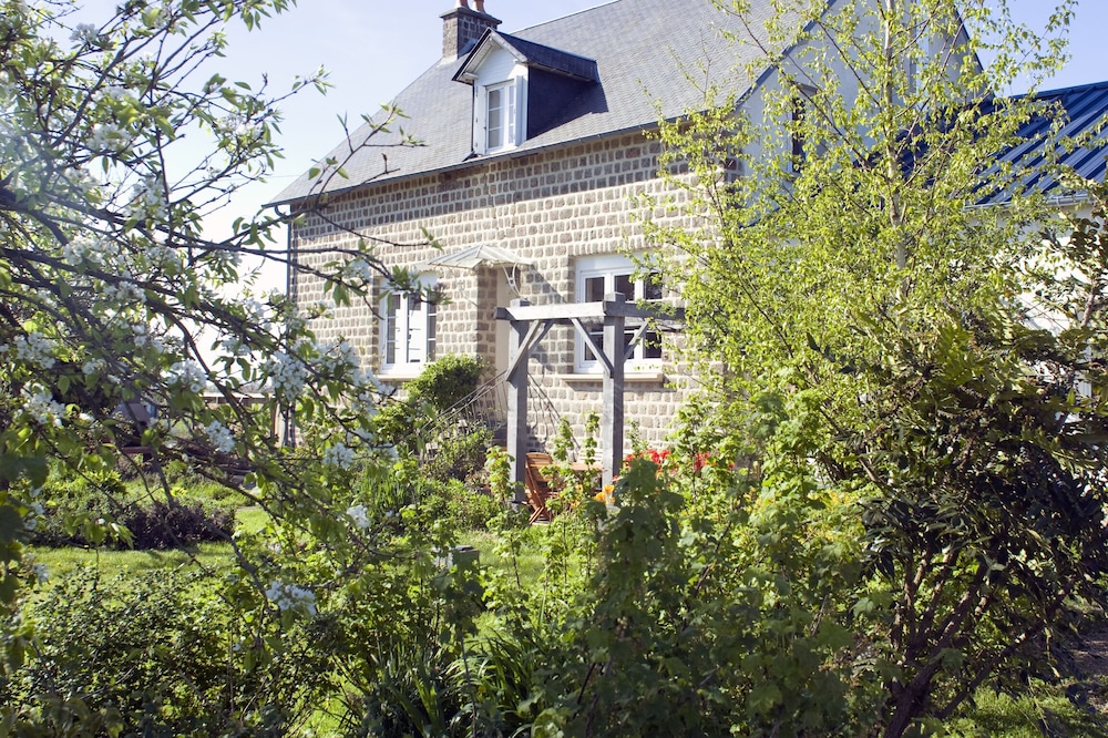 Double room in quiet B&B with organic meals, 45 minutes from the Mont St Michel