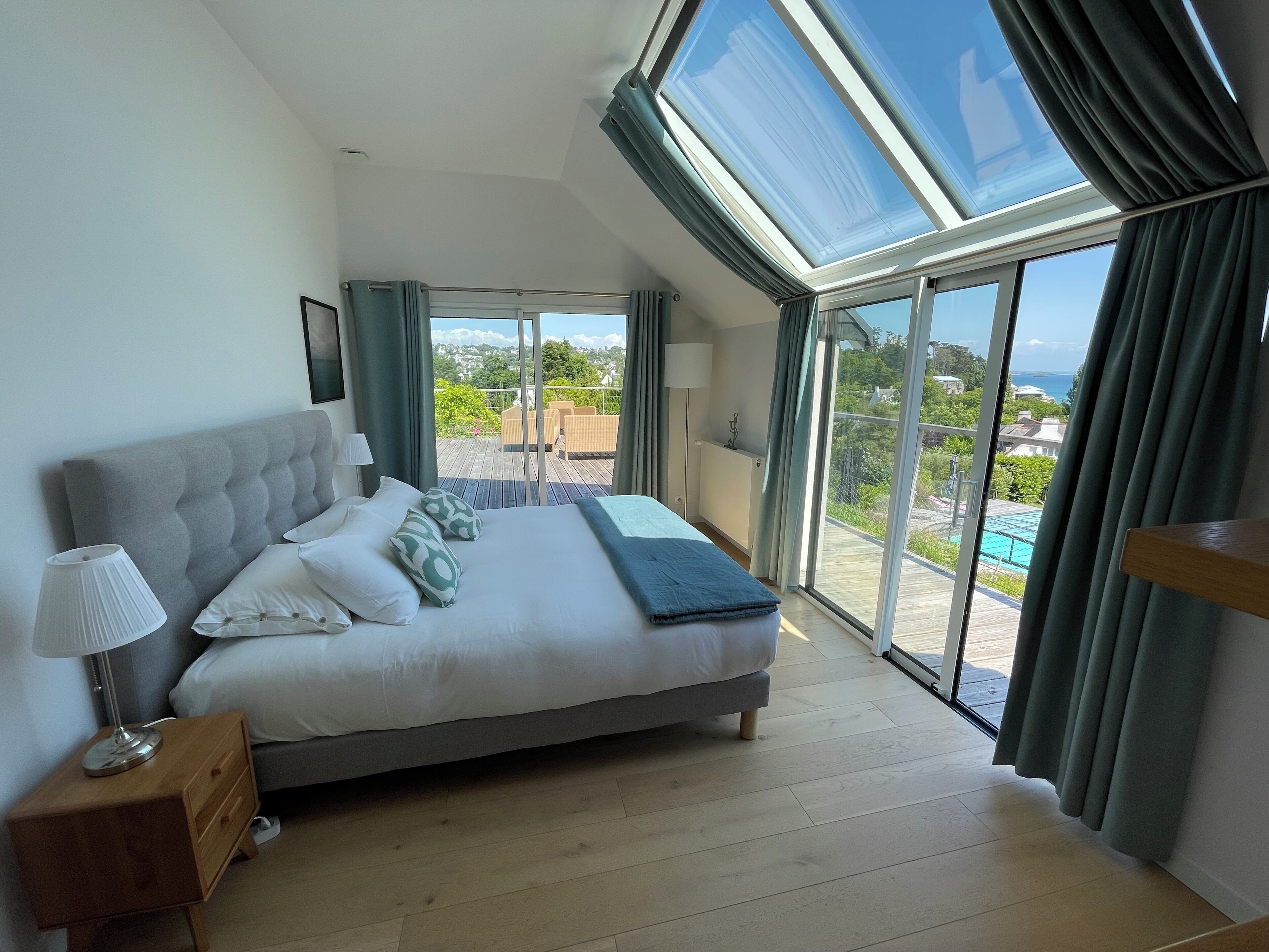 5 chambres, coffres-forts dans les chambres, bureau