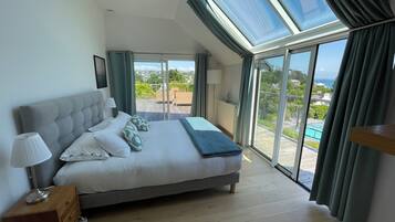 5 chambres, coffres-forts dans les chambres, bureau