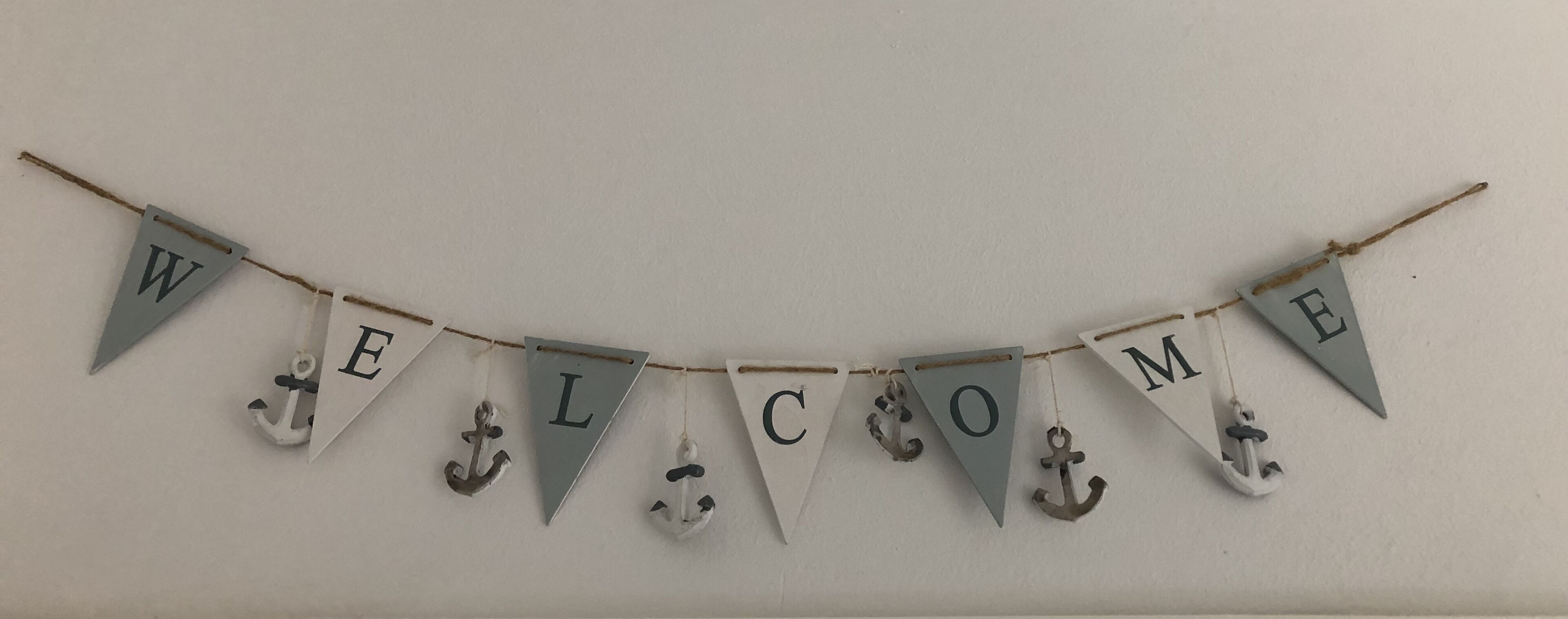 Een banner met de tekst 'WELCOME' en ankerdecoraties.