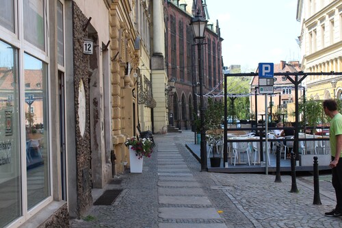 Grand, ancien et confortable appartement de construction ancienne sur le marché
