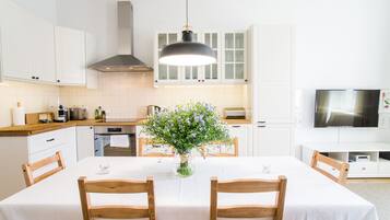 Réfrigérateur, micro-ondes, four, plaque de cuisson