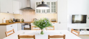 Large, bright, cozy old building apartment right on the market