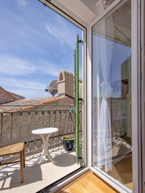 Property grounds - Elegant and comfortable 2 bedroom apartment in the center of the town Hvar (Hvar)