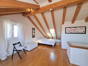 2 bedrooms, in-room safe, iron/ironing board, free WiFi