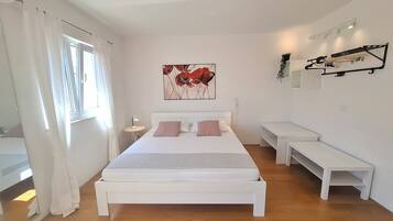 2 bedrooms, in-room safe, iron/ironing board, free WiFi