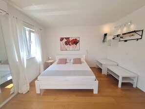 2 bedrooms, in-room safe, iron/ironing board, free WiFi