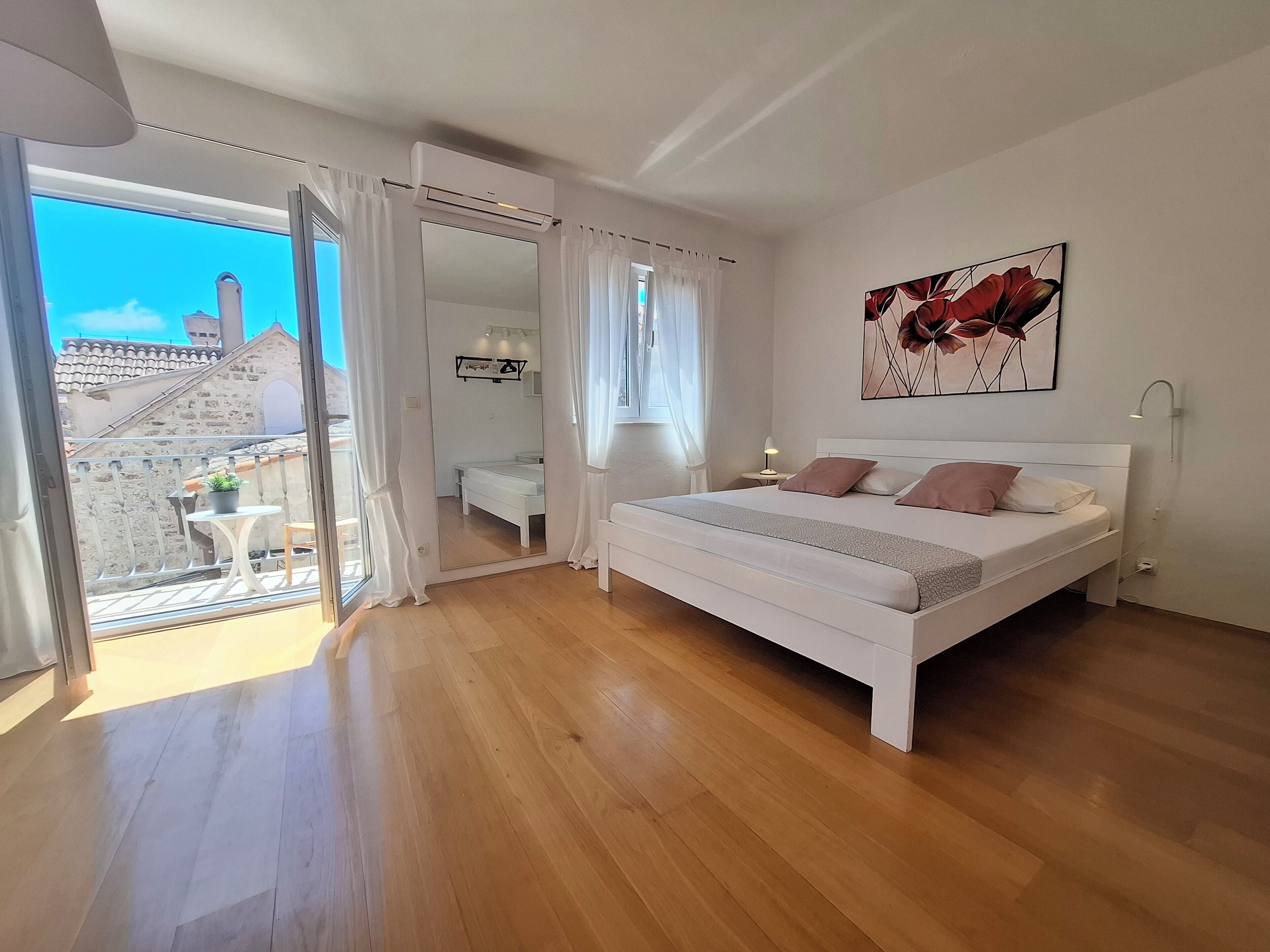2 bedrooms, in-room safe, iron/ironing board, free WiFi