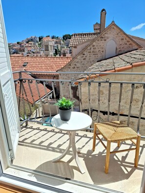 Property grounds - Elegant and comfortable 2 bedroom apartment in the center of the town Hvar (Hvar)