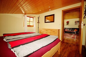 3 bedrooms, iron/ironing board, free WiFi, bed sheets