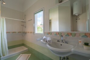 Shower, hair dryer, towels, soap - Holiday home with a nice garden, near the tourist resort Lanterna. (Vabriga Tar)