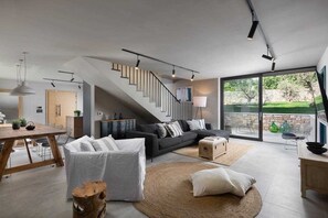 TV connectée, cheminée, chaîne hi-fi