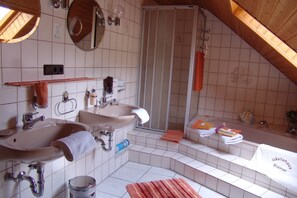 Ensemble douche/baignoire, sèche-cheveux, serviettes fournies, savon