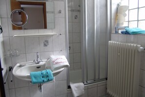 Duschwanne, Haartrockner, Handtücher, Seife