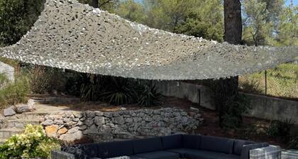 Very nice air-conditioned villa for rent. 6 km away from Cassis. Very large pool