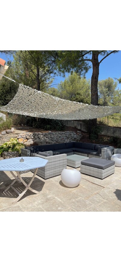 Very nice air-conditioned villa for rent. 6 km away from Cassis. Very large pool