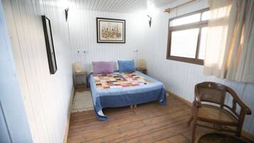 8 chambres, bureau, chambres insonorisées, fer et planche à repasser