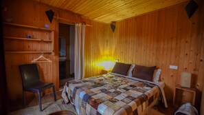 8 slaapkamers, een bureau, geluiddichte muren