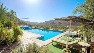 Una piscina al aire libre, una piscina climatizada