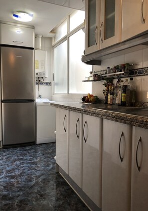 Refrigerador, microondas, horno, placa de cocina