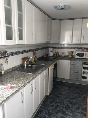 Køleskab, mikrobølgeovn, ovn, kogeplade