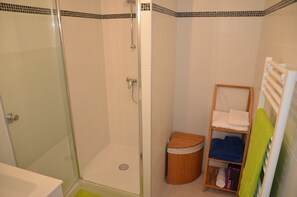 Ducha, secador de pelo, toallas