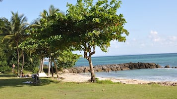 靠近海滩、沙滩椅、沙滩毛巾