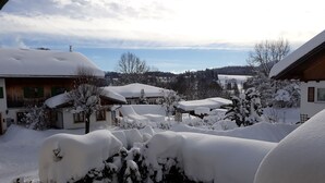 Een woonwijk bedekt met sneeuw, met huizen en bomen.