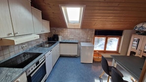 Fridge, oven, stovetop, dishwasher