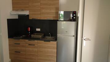 Coffee/tea maker, microwave, stovetop, toaster