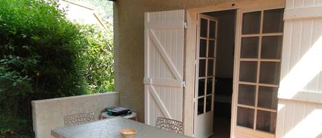 تناول الطعام بالخارج