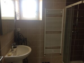 Douche, séchoir à cheveux, serviettes fournies, papier de toilette
