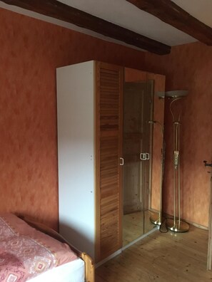 2 chambres, fer et planche à repasser, lit parapluie, accès Internet
