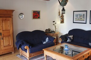 Téléviseur, livres, chaîne audio