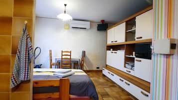 1 habitación, escritorio, tabla de planchar con plancha y wifi gratis