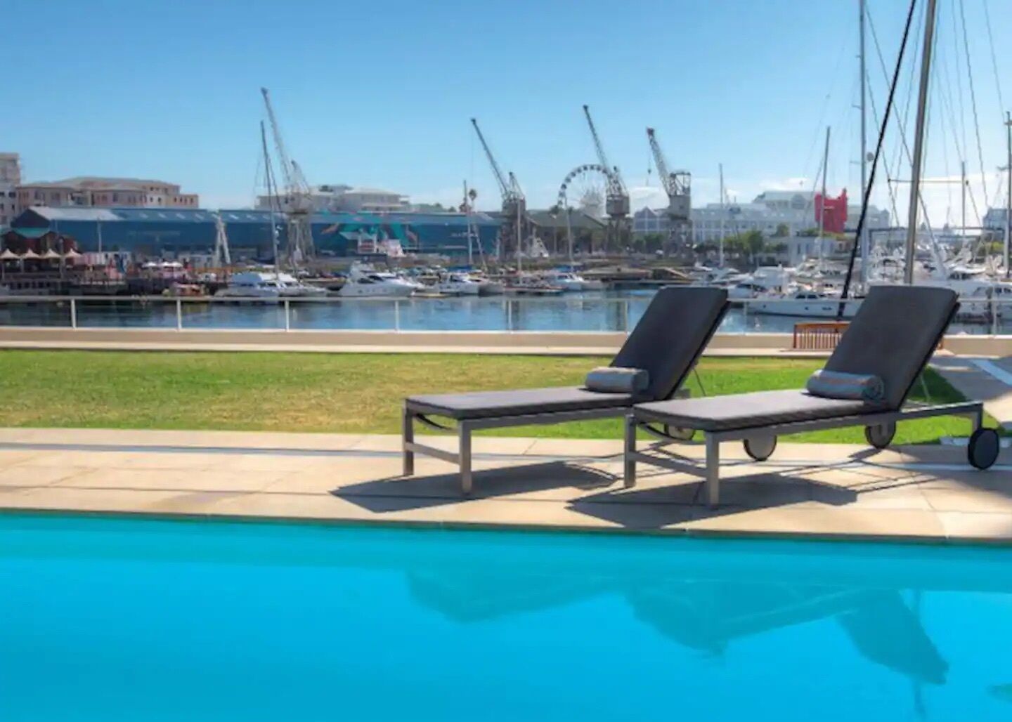 Alberca al aire libre y alberca climatizada