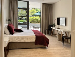 1 slaapkamer, een kluis op de kamer, een bureau