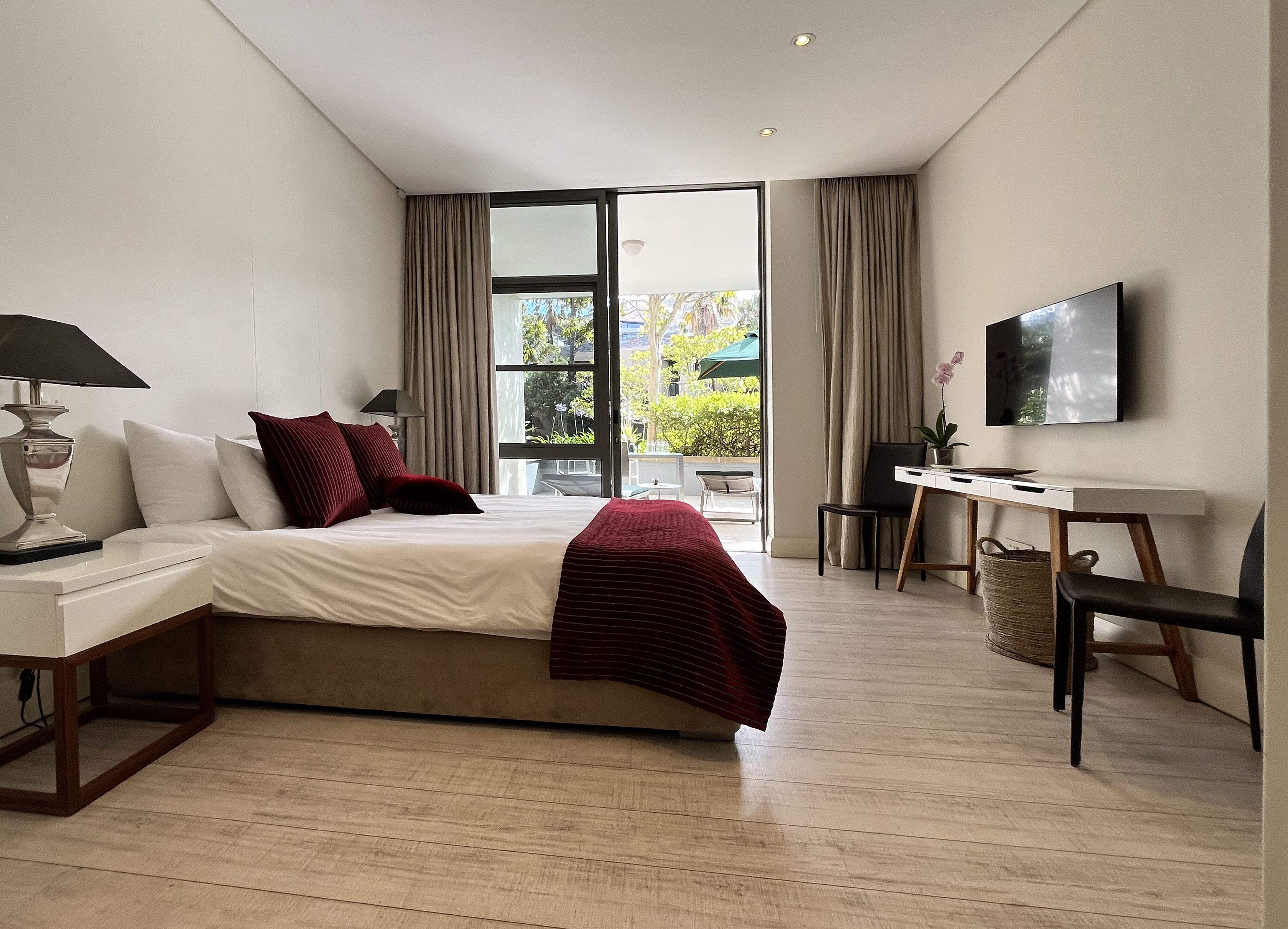 1 habitación, caja de seguridad en la habitación y escritorio 