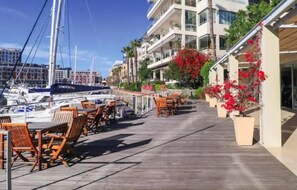 Outdoor dining - Quiet GF apartment at the water, V&A waterfront, overlooking Table Mountain, free WiFi (Cape Town)