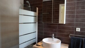 Kombination af bruser/badekar, hårtørrer, bidet, håndklæder