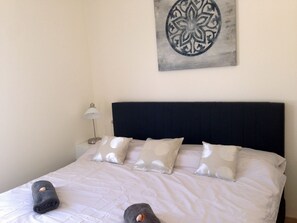 2 soveværelser, pengeskab på værelset, skrivebord, strygejern/strygebræt