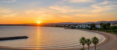 Perto da praia, espreguiçadeiras, toalhas de praia