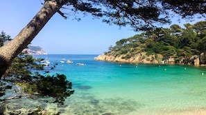 Beach nearby - Apartment for 4 people, OCEAN VIEW, 100 meters from the beach + private PARKING + AIR CONDITIONING (L'Escala)