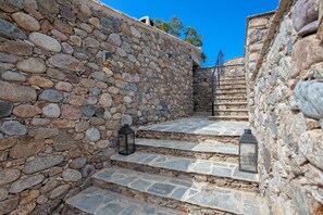 المنطقة المحيطة بالمنشأة