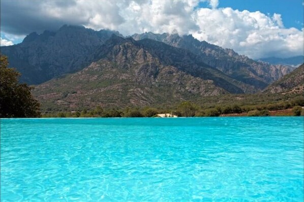 حمّام سباحة خارجي